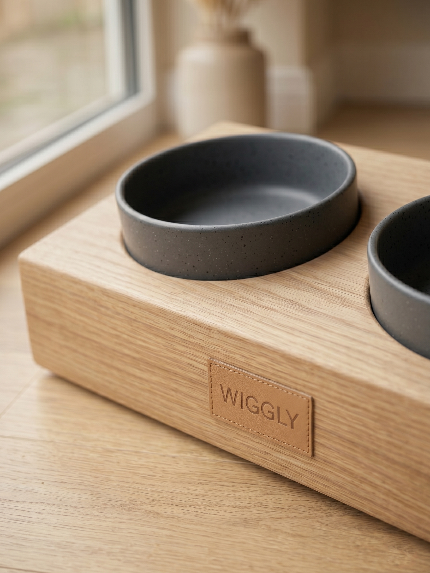 Wiggly Dining Stand